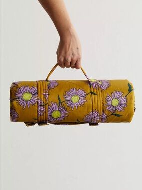 BAGGU Puffy Printed Picnic Blanket Urban Outfitters
NEW